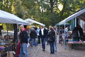 Besucher auf Staudenmarkt